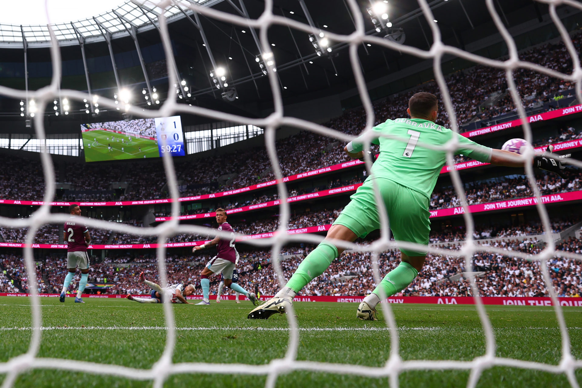 Kinh nghiệm dày dặn giúp Martin Dubravka luôn tỏa sáng đúng thời điểm nhất – Bí quyết thành công của thủ thành xuất sắc nhất Premier League